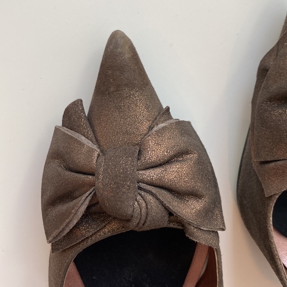 GUESS Suede Brown Bronze Bow Heels - Picture 2 of 8